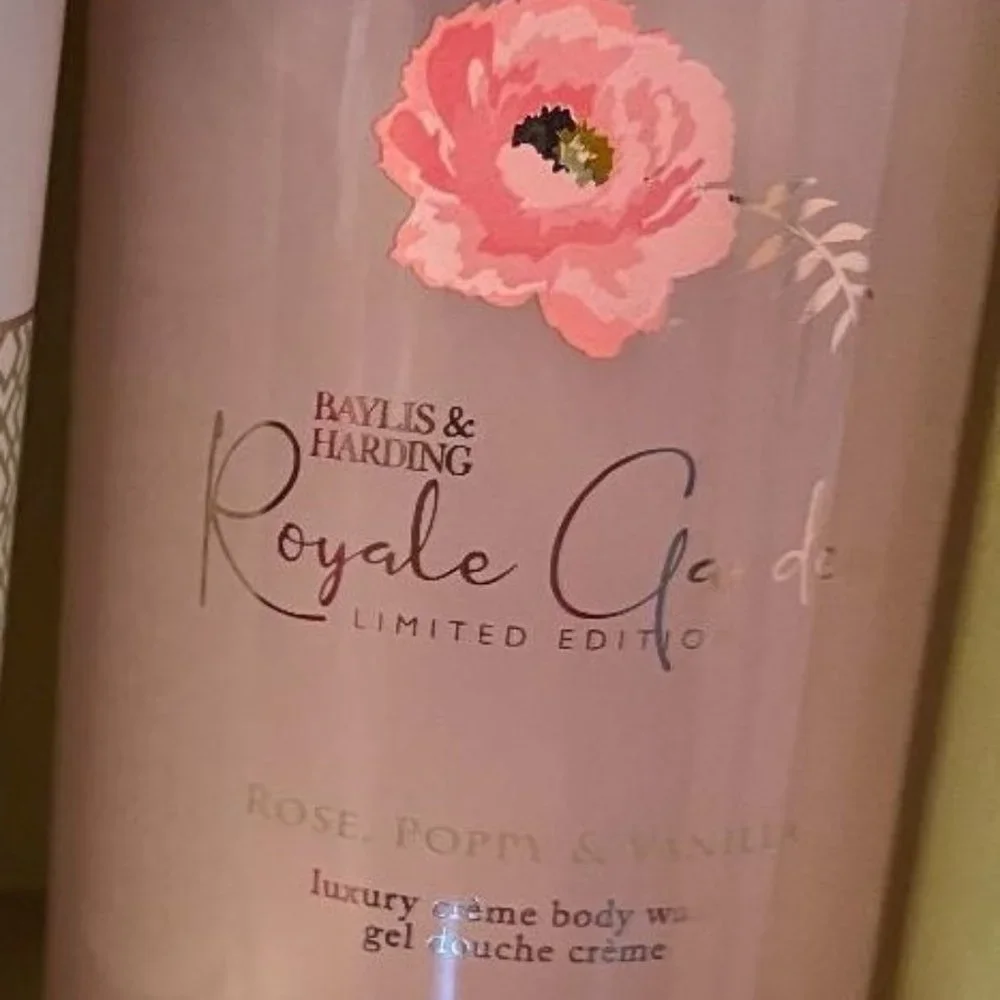 LIMITED EDITION ROSE POPPY & VANILLA LUXURY BODY RETREAT SET BY BAYLIS & HARDING